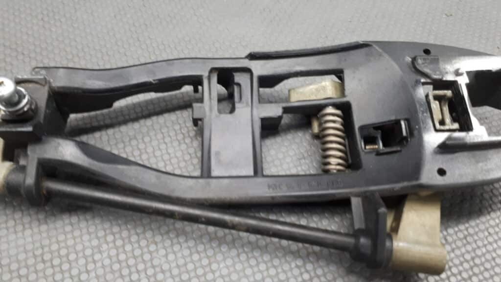 8253454 Stelaz klamki prawy tyl BMW E46
