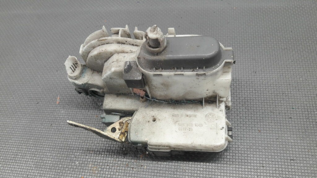 1HM862154B Zamek prawy przód VW Polo III