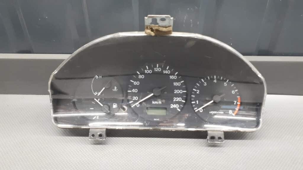 FDGE6VD Licznik zegar Mazda 626 2.0