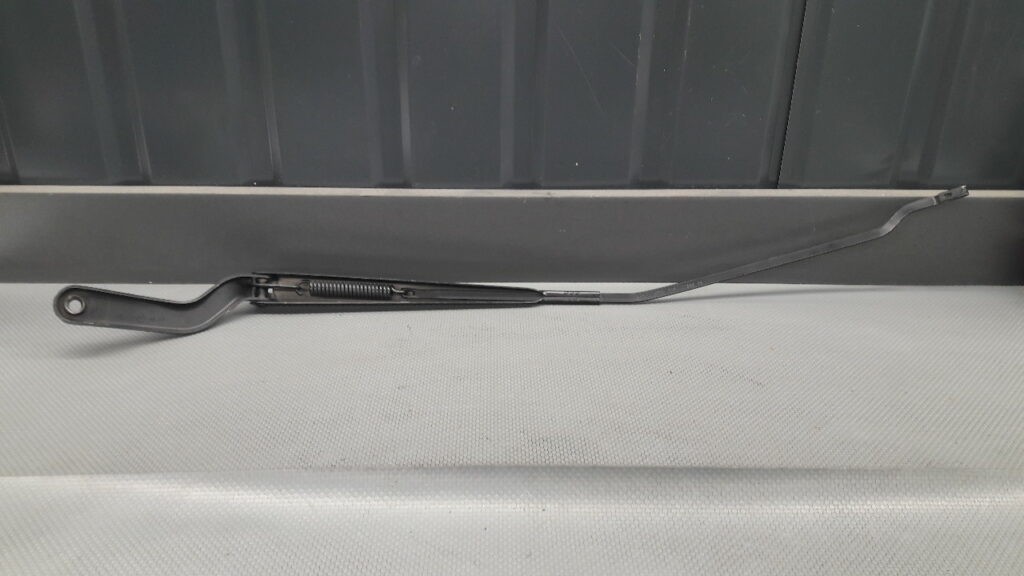 2S61-17526-BB ramie wycieraczki prawy przod Ford Fiesta