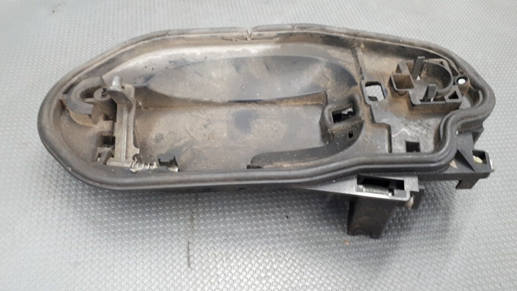 7034544 stelaz klamki prawy przód  BMW E60