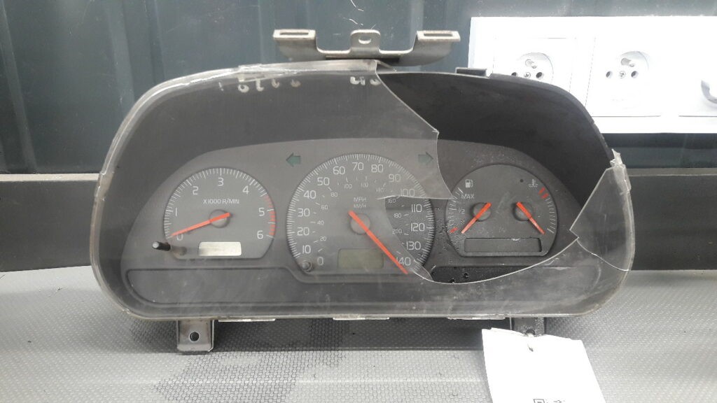 30889705D Licznik Volvo S40 Anglik 1,9 Diesel