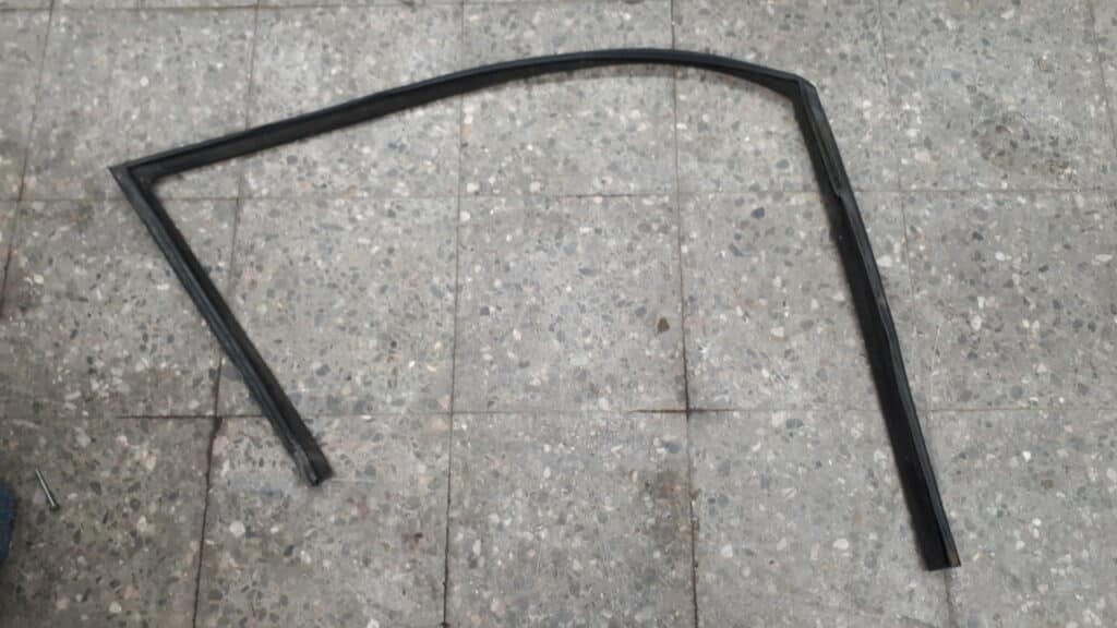 Uszczelka szyby prawy przod BMW E39