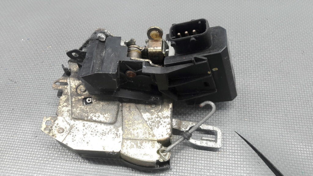 8353012 Zamek lewy przód BMW E34