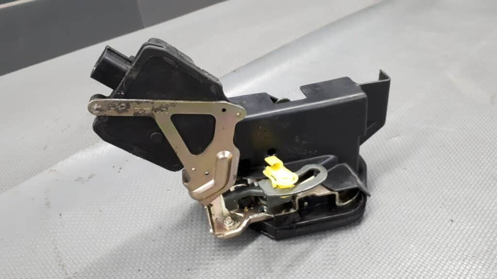 Zamek drzwi lewy tył Hyundai Terracan 01-07 5pin