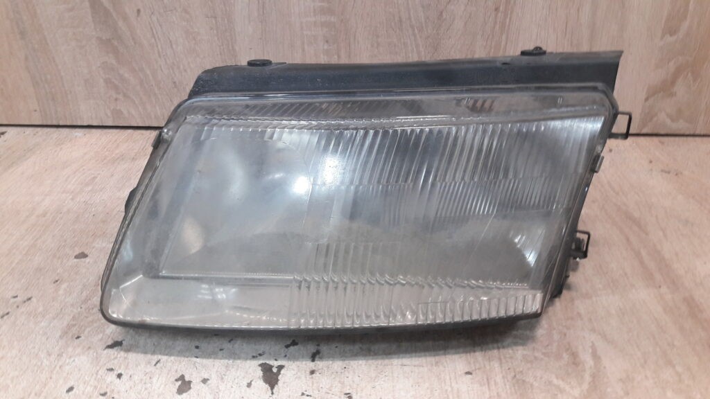 147425-00 Reflektor lewy VW Passat B5