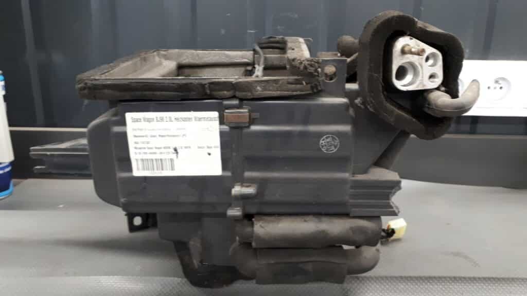 Nagrzewnica MITSUBISHI SPACE WAGON BJ98 2.0