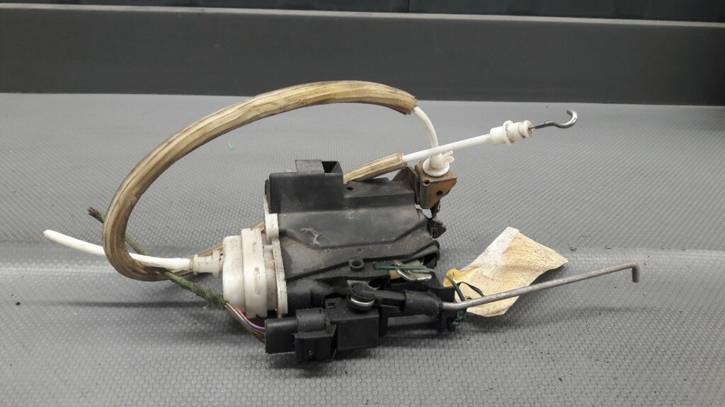 8d1837016a zamek drzwi prawy przod Audi A4 B5