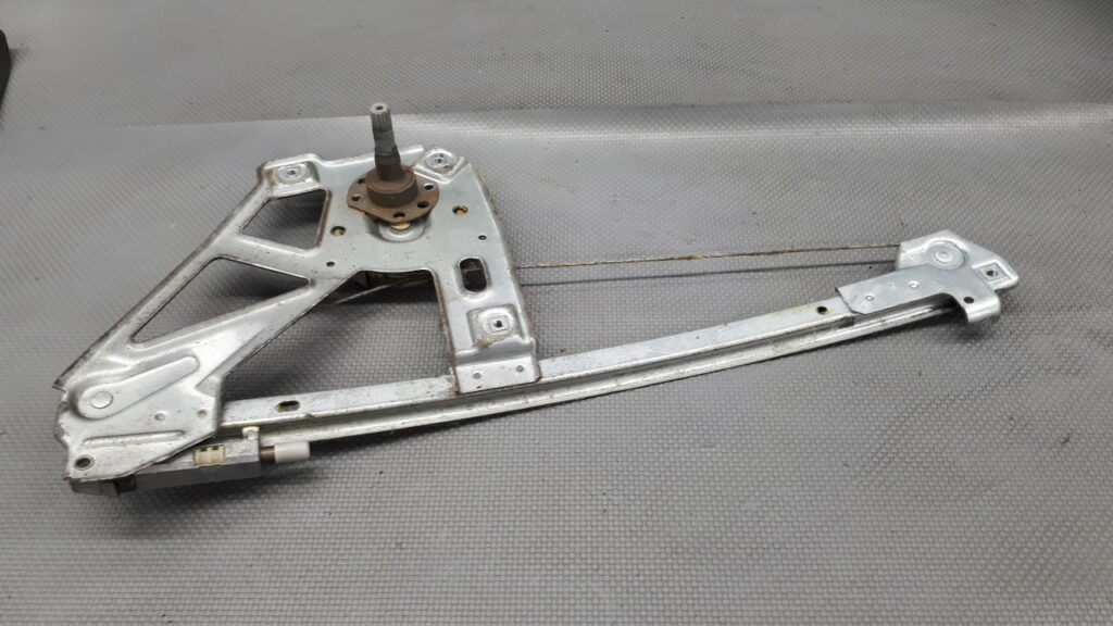 4A0839400A Mechanizm szyby prawy tyl Audi A6 C4