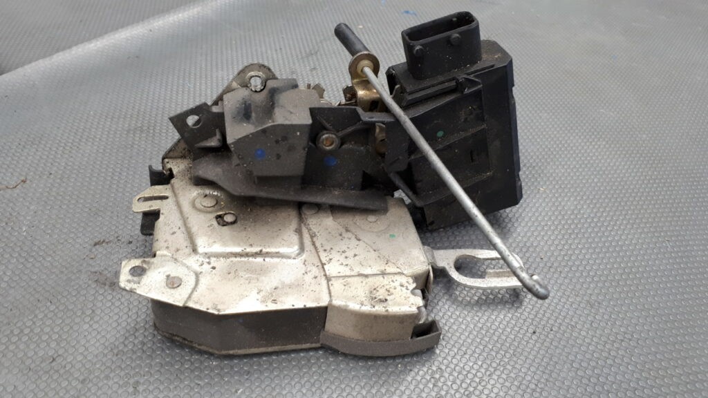 1387606 zamek drzwi prawy tył BMW E36 6PIN