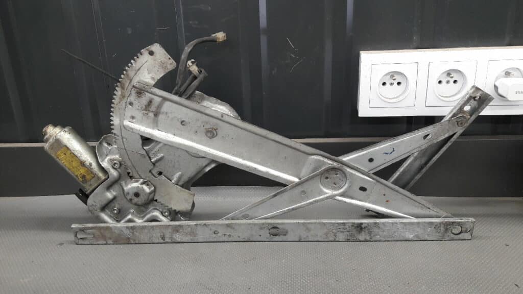 CUH101900 Mechanizm szyby prawy przód Rover 25