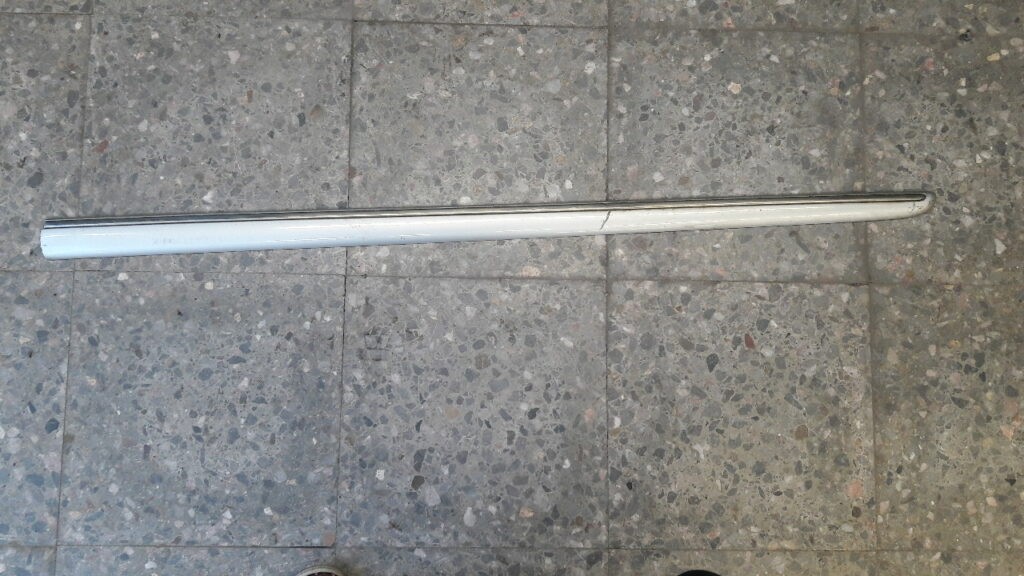 A1686981462 listwa drzwi prawy przód W168 srebrna 01r