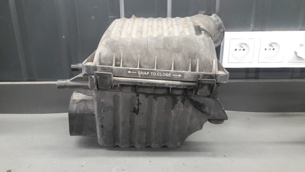 4591099AB Obudowa Filtra Powietrza Chrysler 300M 2,7