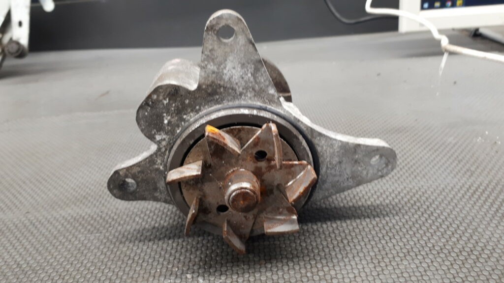 4R8Q8501 Pompa wody Jaguar S Type 2.7d