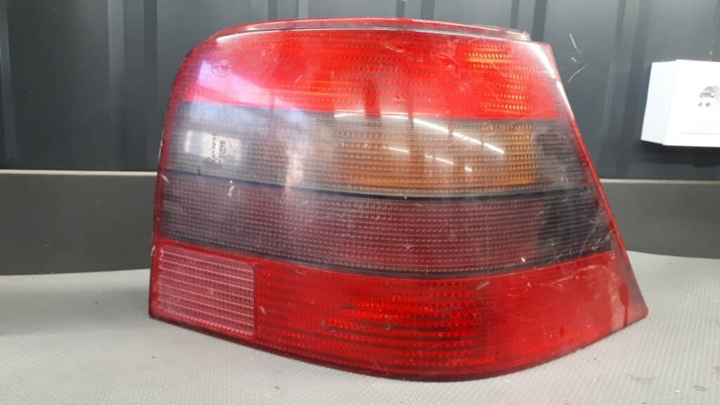 Lampa prawy Golf IV H/B HELLA
