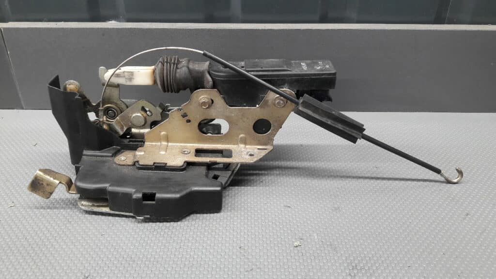 8181006 Zamek drzwi prawy tyl BMW E34