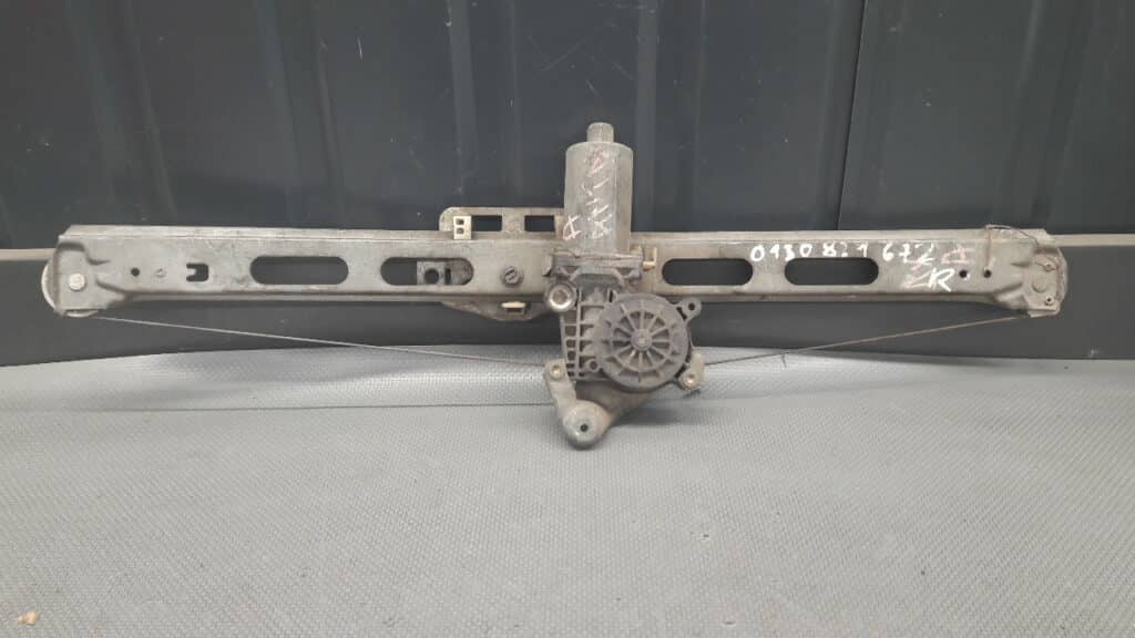 0130821672 Mechanizm szyby prawy przód Mercedes  W168 A160 5D