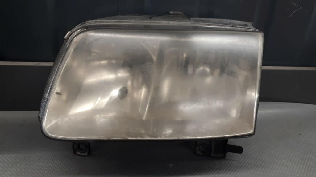 Reflektor lewy VW POLO III LIFT HELLA 99-01R