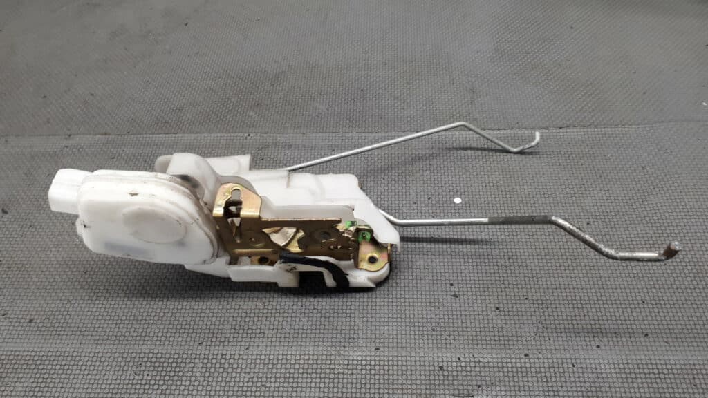 Zamek drzwi prawy przód Mitsubishi Space Wagon 02r 2PIN