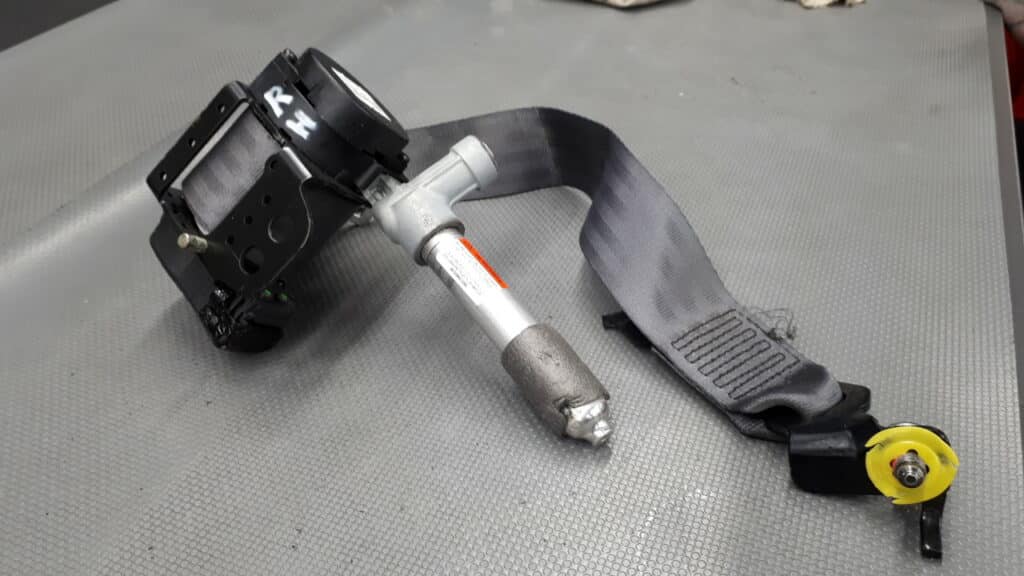 39969917 napinacz pasa prawy tył Volvo s60 I 03r