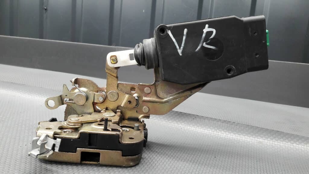 zamek prawy przód Volvo V40 Lift 3 PIN