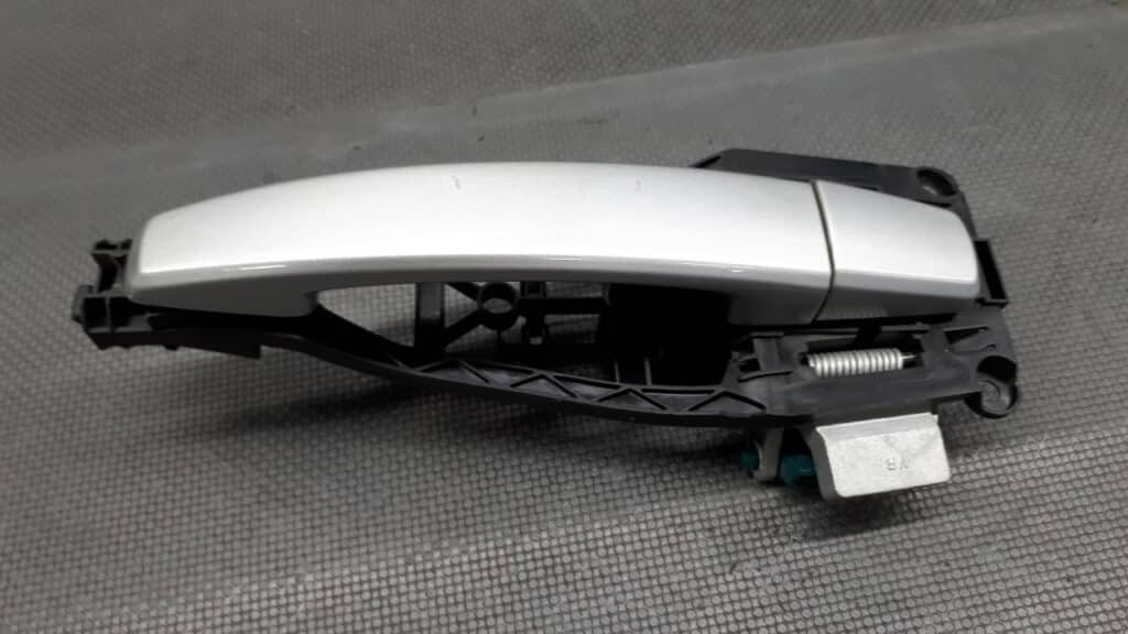 24463524 Klamka prawy przod Opel Zafira B srebrne