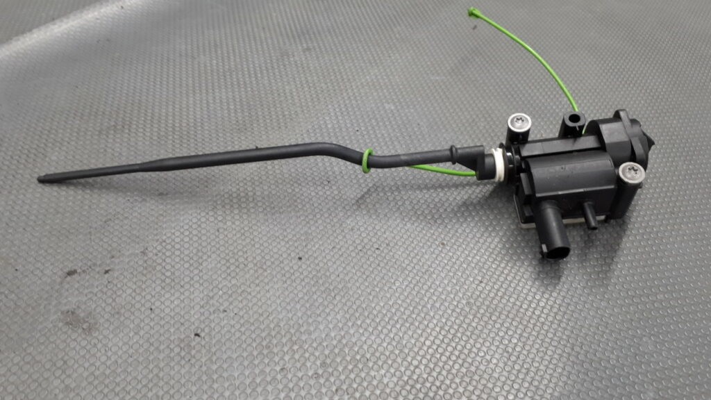 7228199-01 siłownik klapy wlewu paliwa BMW 5 F10 F11 12r
