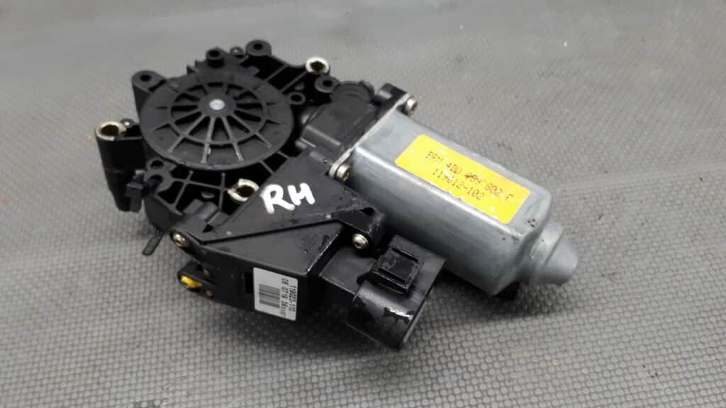 4D0959802F Silniczek szyby prawy tyl Audi A8 D2