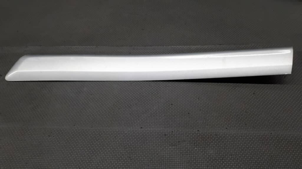 8P3853983 Listwa błotnika lewy tył Audi A3 Srebrna