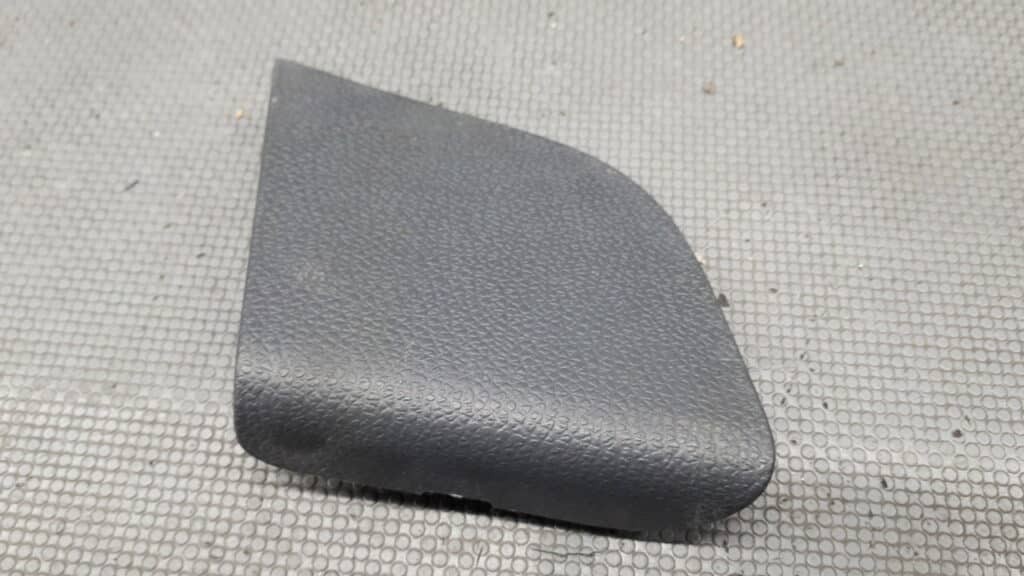 1K6867657 Zaślepka lampy bagażnika lewa VW Golf V