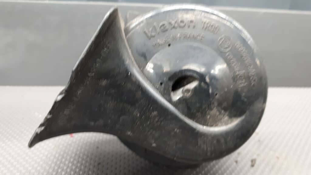 8d0951229c  klakson uchwyt AUDI A4 B5