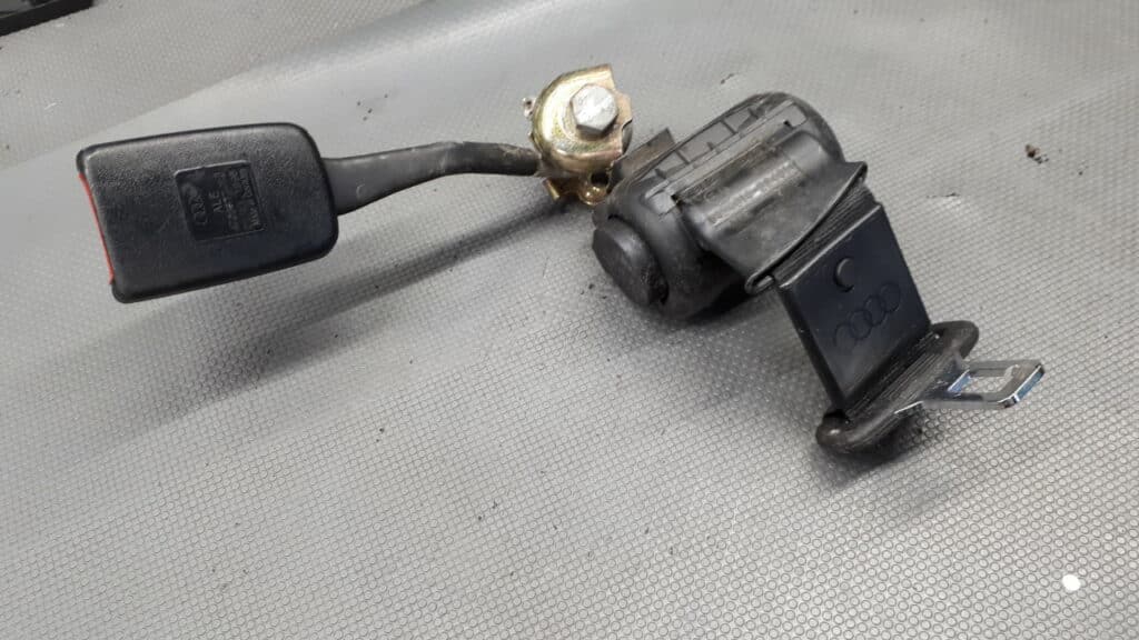 4A0857713 pas bezpieczeństwa tył środek Audi A8 00r