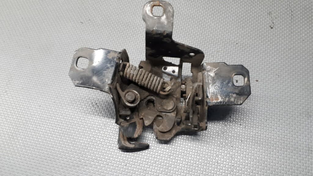 1J0823509 zamek rygiel maski Golf IV