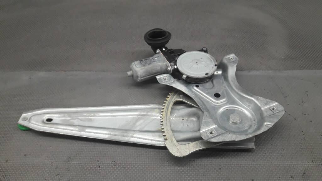 85720-0D120 mechanizm szyby prawy tyl Toyota Auris I 06-09 5D