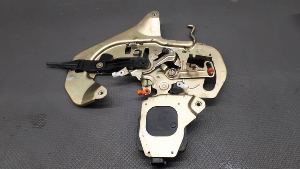 zamek drzwi prawy tył Kia Carnival I 01-06r 2PIN