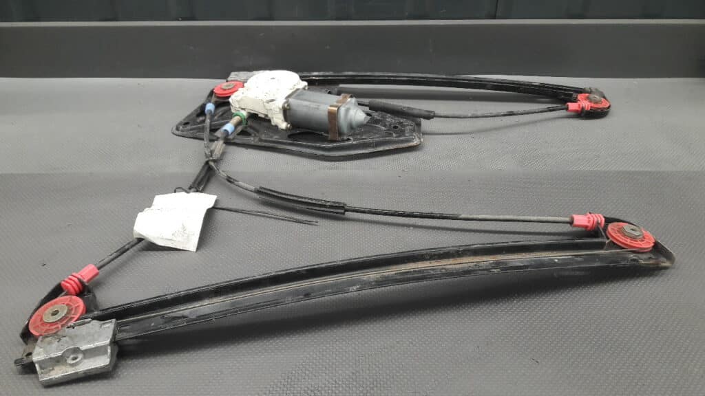 mechanizm szyby prawy przod BMW E38
