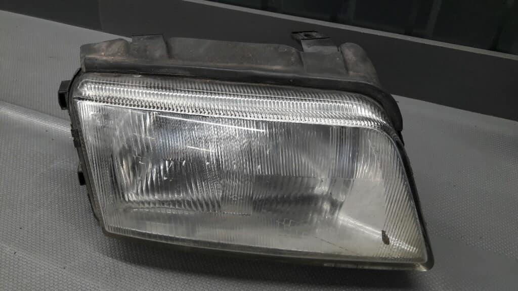 8D0941004A Reflektor prawy lampa Audi A4 B5