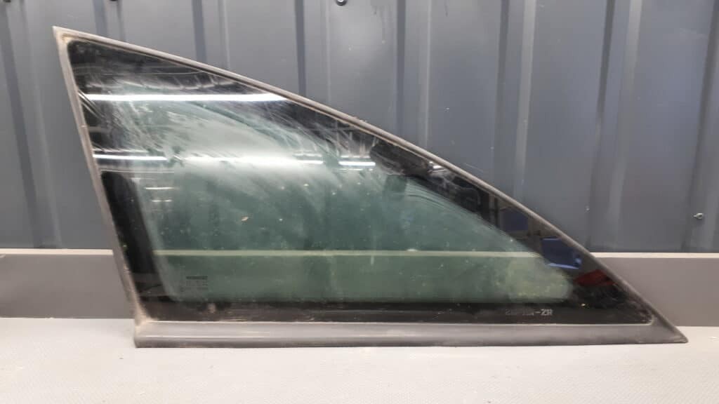 szyba karoseryjna lewy tył Laguna II Kombi 01r