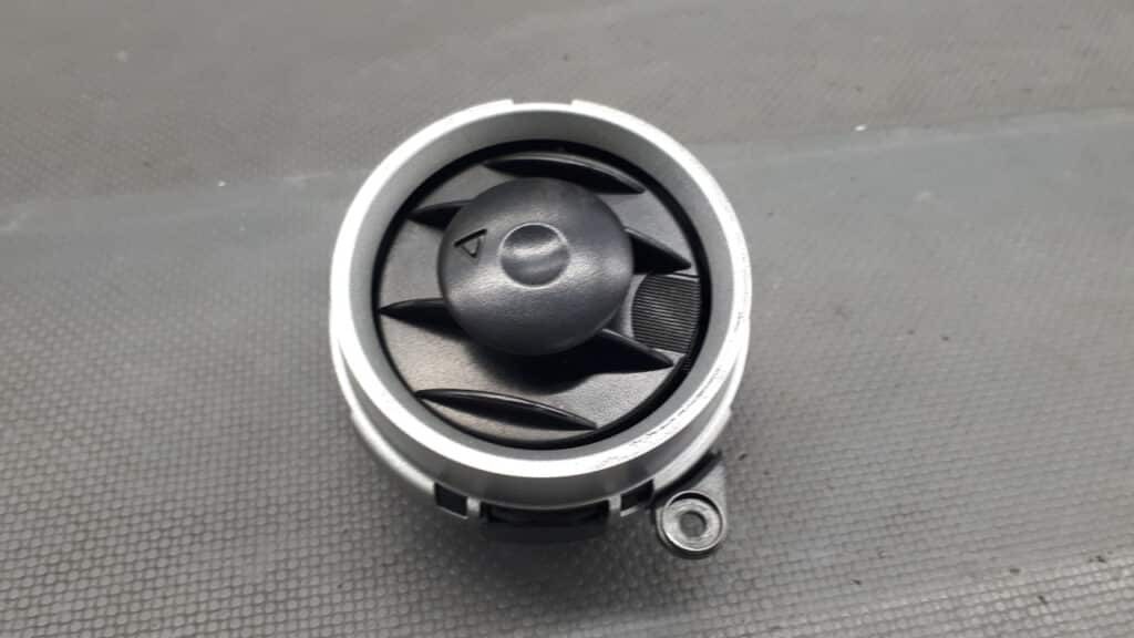 Kratka nawiewu prawa Ford Fiesta MK6 04R