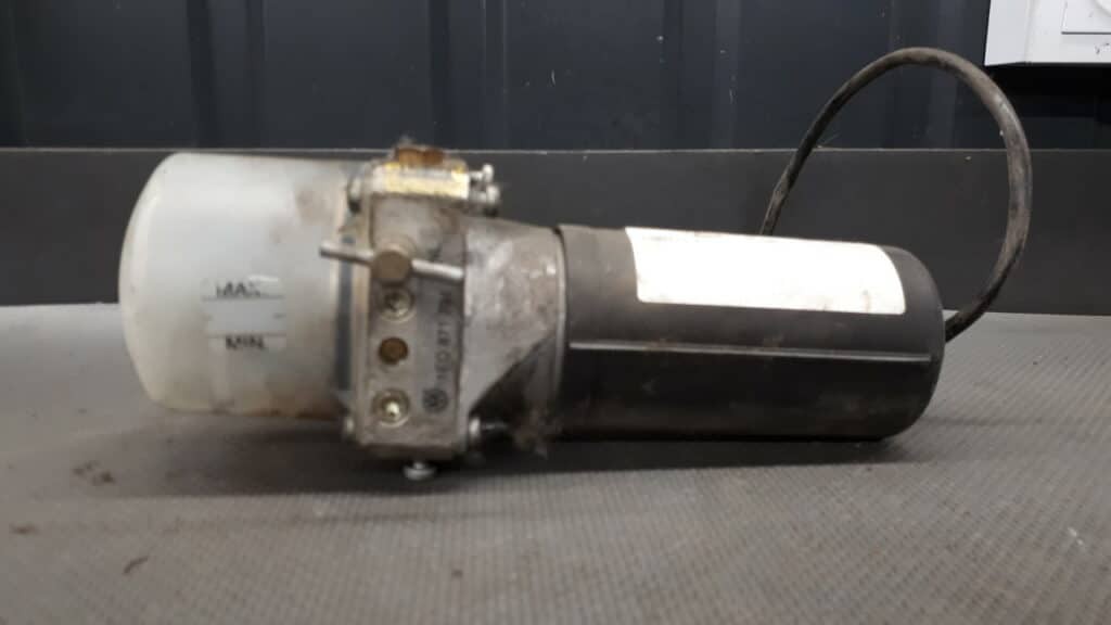 1e0871791a Pompa dachu VW Golf III cabrio 02r