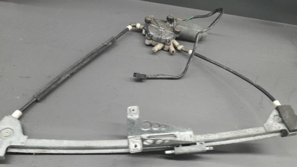 05318234 Mechanizm wycieraczek lewy przód SAAB 9000
