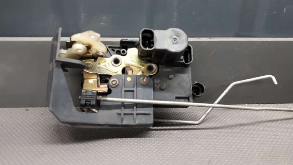 zamek drzwi lewy przód Alfa Romeo 156 04r 2+4+3pin