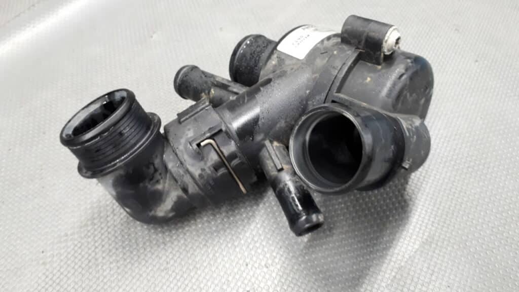 AH22-8575-AF obudowa termostatu Land Rover Discovery IV
