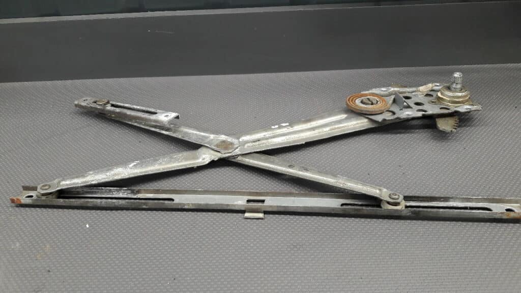 Mechanizm szyby prawy przód Suzuki Sj410 Cabrio 84r