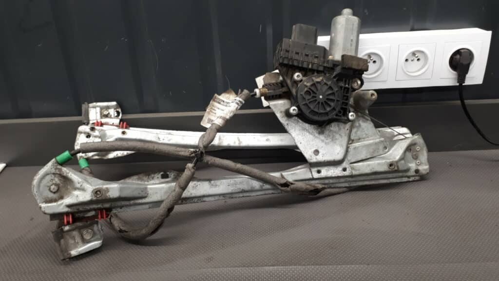 0130821757 Mechanizm szyby Prawy przód Focus MK1