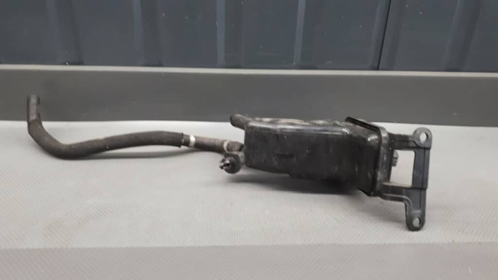 8E0422373B zbiornik plynu wspomagania AUDI A4 B6 B7