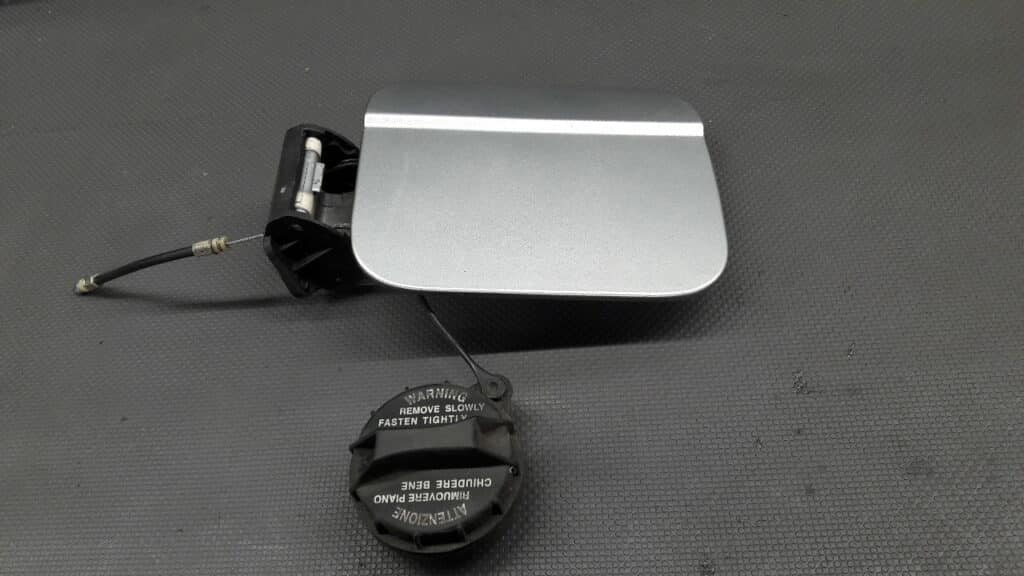 42410 Klapka wlewu paliwa korek Kia Carnival I 01-05r