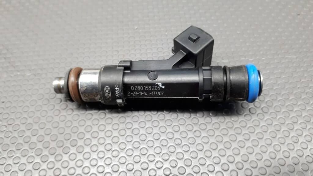 0280158205 Wtryskiwacz Opel Astra J Corsa D 1.4B