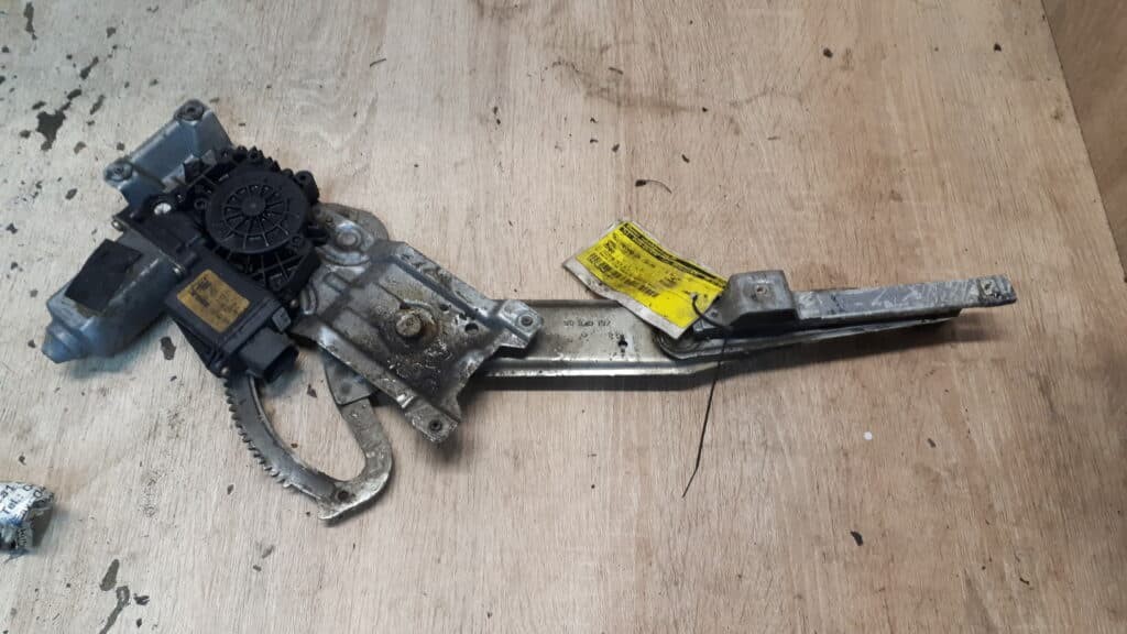 90520192 Mechanizm szyby prawy przod Corsa B
