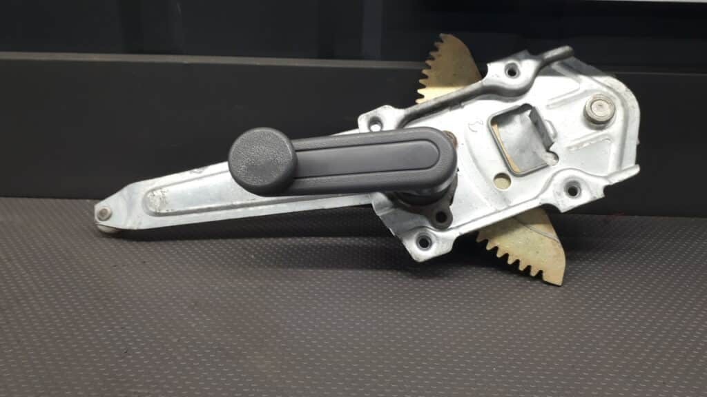 Mechanizm szyby prawy tył Daihatsu Cuore Mira 91r 3D